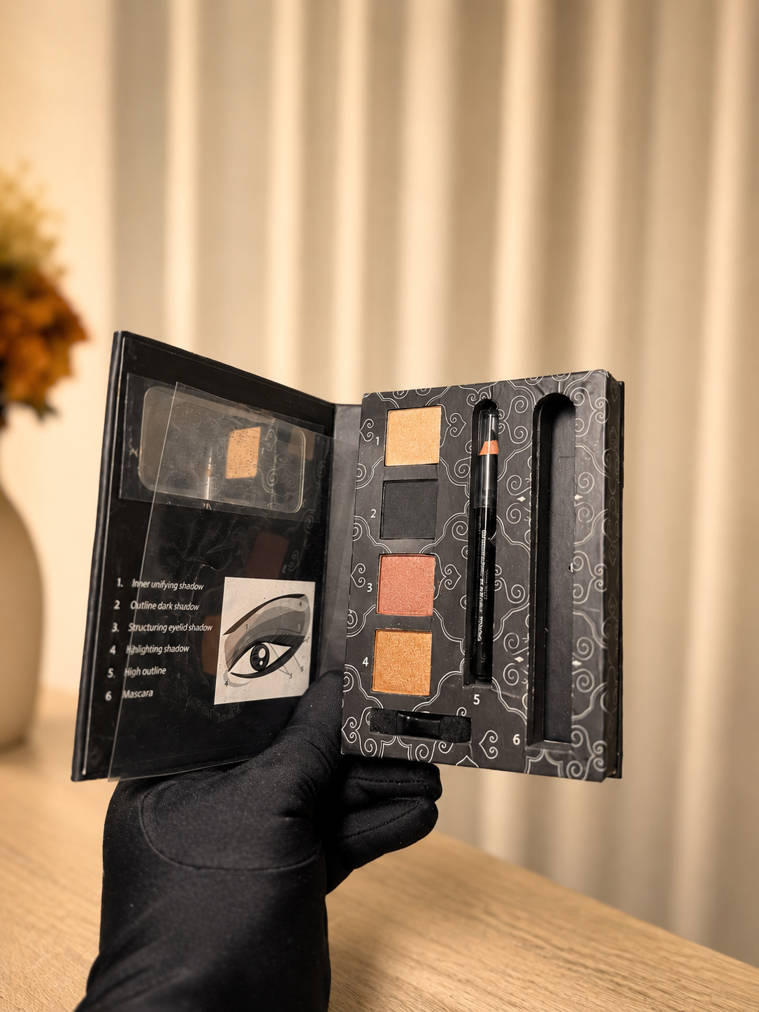 VaVaVoom "Mysterious Smokey Eyes" makeup palette